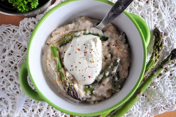 Porridge s chřestem a kozím sýrem